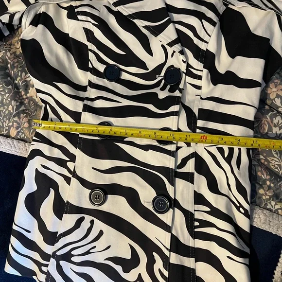 Cache Black and White Zebra Print Trench Coat size large - Picture 7 of 11